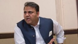 فواد چوہدری نے دعویٰ کیا تھا کہ ہینڈ سینیٹائزر بنا لیے گئے ہیں اور جلد یوٹیلٹی اسٹورز پر بھی دستیاب ہوں گے۔ (فائل فوٹو)