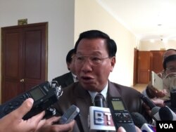 Chheang Vun, CPP lawmaker and spokesman, spoke to journalists after attending the permanent committee meeting at the National Assembly, in Phnom Penh, January 23, 2017. (Kann Vicheika/VOA Khmer)