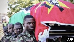 Militares moçambicanos com a urna com os restos mortais de Afonso Dhlakama, Beira, 9 de Maio, 2010