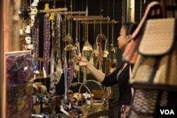 A night market in the Cambodian tourist town of Siem Reap on Thursday, March 19, 2015. First Lady Michelle Obama is expected to make a landmark visit to the town on Friday, to become the first sitting US First Lady to visit Cambodia. (Nov Povleakhena/VOA Khmer)