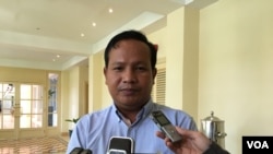 រូបឯកសារ៖ លោក​ ប៉ាវ​ ស៊ីណា​ ប្រធាន​សហជីព​ចលនា​កម្មករ​កម្ពុជា​ ថ្លែង​មក​កាន់​ក្រុមអ្នកសារព័ត៌មាន នៅឯសន្និសីទ​ទំនាក់​ទំនង​វិជ្ជាជីវៈ​នៅ​កម្ពុជា ក្នុង​រាជធានី​ភ្នំពេញ​ កាលពី​ថ្ងៃទី​ ២៧​ ខែ​កុម្ភៈ ​ឆ្នាំ​២០១៧។ (ហ៊ាន សុជាតា​/ VOA)