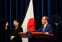 Waziri Mkuu wa Japan Yoshihide Suga akiwa katika mkutano na waandishi wa habari.