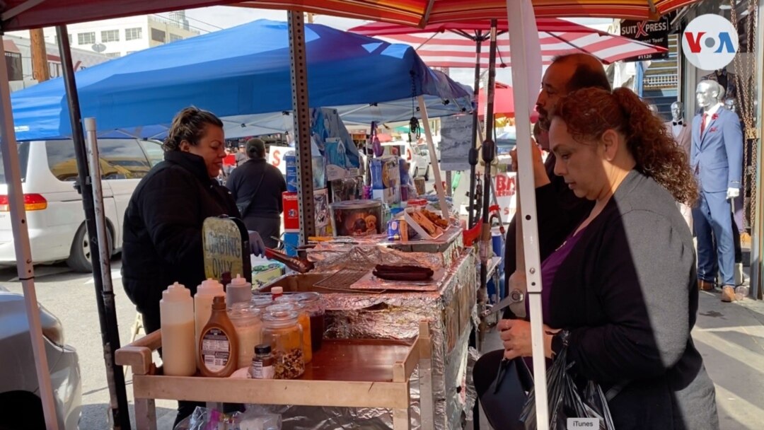 Vendedores informales en Los Ángeles han visto disminuir sus ventas. Foto Verónica Villafañe.