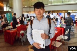 台灣中原大學會計系應屆畢業生向同學表示，在台灣畢業後回港工作幾年，不排除日後會再到台灣發展。(美國之音湯惠芸)