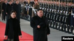 김정은 북한 국무위원장이 부인 리설주 여사와 함께 중국을 방문하기 위해 7일 오후 평양을 떠났다고 조선중앙통신이 같은 날 보도했다.
