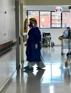Algunos médicos han preferido salir de casa para evitar contagiar a sus familias y seguir cumpliendo con su deber.