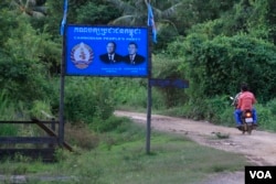 The ruling Cambodian People’s Party logo, located in Orey commune of Stung Treng province, on October 19, 2017. (Sun Narin/VOA Khmer)