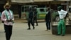 Des policiers en alerte à Bamenda, dans le Nord-Ouest du. Cameroun, le 22 février 2018.
AFP / Reinnier Kaze