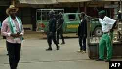 Des policiers en alerte à Bamenda, dans le Nord-Ouest du. Cameroun, le 22 février 2018.
AFP / Reinnier Kaze