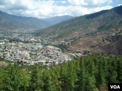 Bhutan's main cities, like Thimpu and Paro, are where many young people want to stay and work. (A. Pasricha/VOA)