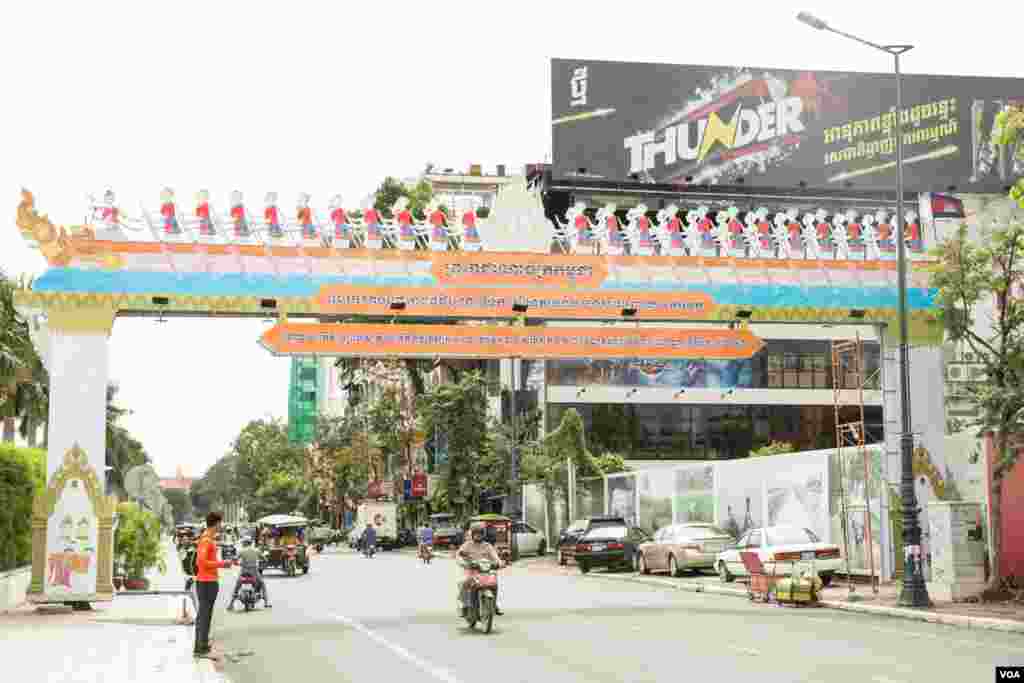 របាកាត់ទទឹងផ្លូវ ដើម្បីអបអរសាទរព្រះរាជពិធីបុណ្យអុំទូក បណ្ដែតប្រទីប និងសំពះព្រះខែ អកអំបុក ត្រូវបានតម្លើងរួចនៅលើវិថីព្រះនរោត្តម រាជធានីភ្នំពេញ កាលពីថ្ងៃទី១៩ ខែវិច្ឆិកា ឆ្នាំ ២០១៨។(ទុំ ម្លិះ/VOA)