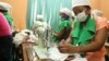 Un groupe d'employées dans la salle de production des serviettes hygiéniques à Minna, la capitale de l‘Etat du Niger, à 160 km d’Abuja, Nigeria, 13 octobre 2018. (VOA/Gilbert Tamba)