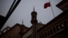 资料照：中国国旗飘扬在新疆维吾尔自治区喀什旧城区内一座清真寺上空（路透社，2021年5月4日）