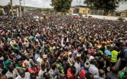 Raia wa Mali wanaounga mkono kuondolewa kwa Rais Ibrahim Boubacar Keita wakisheherekea mapinduzi mjini Bamako, Mali, Agosti. 21, 2020.