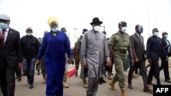 Rais wa zamani wa Nigeria Goodluck Jonathan (katikati) akiwa katika uwanja wa ndege wa kimataifa wa Bamako alipowasili Agosti 22, 2020, ikiwa ni sehemu ya juhudi za kimataifa kutafuta suluhu juu ya mgogoro wa Mali baada ya mapinduzi ya kijeshi. 