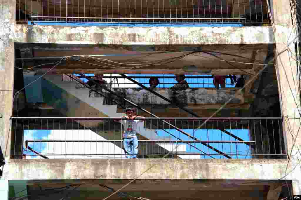 A general view of Phnom Penh's White Building and its residents on Friday, September 5, 2014. (Nov Povleakhena/VOA Khmer)