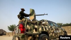 Wanajeshi wa Nigeria wakiweka kizuizi sehemu ambayo mtu mmoja inashukiwa aliuawa na wanamgambo katika kitongoji cha Polo enoe la Maiduguri, Nigeria February 16, 2019. REUTERS/Afolabi Sotunde/File Photo