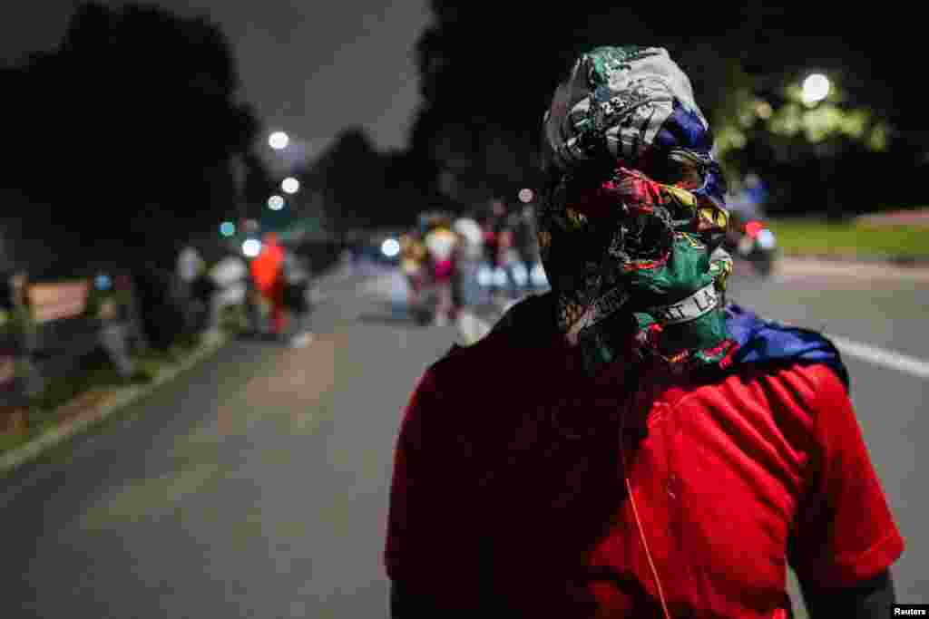 Moun sa yo ap patisipe nan selebrasyon fet travay ki rele J'ouvert la nan Brooklyn, Nouyok, 6 Sept. 2021.