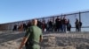 Las autoridades de inmigración siguen separando a niños de sus padres por ciertas razones, por ejemplo, cuando sospechan que el adulto tiene antecedentes penales. Foto de archivo del 6 marzo de 2019.