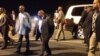 Le facilitateur du dialogue inter-burundais, l’ancien président tanzanien Benjamin William Mkapa, accueilli par le ministre Burundais des relations extérieures, à son arrivée à Bujumbura, Burundi, 7 décembre 2016. (VOA/Chrsitophe Nkurunziza) 