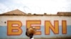 Un garçon passe devant le mur d'un centre de traitement du virus Ebola à Beni, en RDC, le 1er avril 2019. REUTERS/Baz Ratner