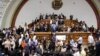Cuando comenzaba su intervención el primer vicepresidente del Parlamento, Enrique Márquez, los simpatizantes del chavismo irrumpieron en la Cámara y boicotearon el debate. La paz se restableció media hora después y la sesión especial pudo continuar.