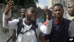 Alister, muandamanaji anasemaa yake Emeka aliuawa na risasi iliyokuwa haikumkusudia iliyorushwa na jeshi, alipokuwa akieleza hisia zake kwa shirika la Associated Press, Lagos, Nigeria, Jumanne Oct. 20, 2020. 