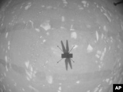 Ingenuity helikopter fotografiše sopstvenu senku crno-belim foroaparatom na svom drugom obilasku 22. aprila 2021.