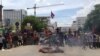 នៅ​ថ្ងៃច័ន្ទ ទី២៥ ខែឧសភា ឆ្នាំ២០១៥ មាន​ការប៉ះ​ទង្គិច​ហិង្សា​រវាង​សមត្ថកិច្ច​និង​កម្មករ​អូស​រទេះ​ឆ្លង​ព្រំដែន​នៅក្រុង​ប៉ោយប៉ែត នៅ​ពេល​កម្មករ​អូស​រទេះ​តវ៉ា​បិទ​ផ្លូវ​នៅ​មុខ​ទីស្នាក់ការ​គយ​ក្រុង​ប៉ោយប៉ែត ដើម្បី​សុំ​បន្ថយ​ការយក​ពន្ធ​លើ​ទំនិញ​ឆ្លង​ព្រំដែន។ (រូបថត​ផ្តល់​ឲ្យ​ដោយ ព្រាប ឥន្ទវឌ្ឍនៈ)