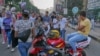 Un groupe de jeunes hommes égyptiens lançant des commentaires sexistes au passage de filles dans la rue au Caire, en Égypte, le 15 juin 2018. Le harcèlement sexuel et sexiste est courant dans le pays. (Hamada Elrasam/VOA).