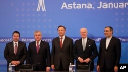 From left, TDe gauche à droite, le sous-secrétaire adjoint du ministère turc des Affaires étrangères, Sedat Onal, envoyé spécial de la Russie en Syrie Alexandre Lavrentiev, le ministre des affaires étrangères kazakh Kairat Abdrakhmanov, l'envoyé de l'ONU Syrie Staffan de Mistura et le vice-ministre iranien des affaires étrangères Hossein Jaber Ansari posent pour une photo après la déclaration finale lors des pourparlers sur la paix syrienne à Astana, Kazakhstan, 24 janvier 2017. urkish Foreign Ministry Deputy Undersecretary Sedat Onal, Russia's special envoy on Syria Alexander Lavrentiev, Kazakh Foreign Minister Kairat Abdrakhmanov, UN Syria envoy Staffan de Mistura and Iran's Deputy Foreign Minister Hossein Jaber Ans