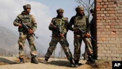 Indian Army soldiers take position during a gunbattle between security forces and Kashmiri rebels in Pampore, near Srinagar, Indian-controlled Kashmir, Feb. 22, 2016. 