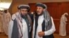 Des membres de la délégation talibane arrivent pour la signature d'un accord américano-taliban à Doha au Qatar, le 29 février 2020.