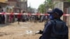 Um agente da polícia em frente a manifestantes que clamam por comida depois da quarentena imposta pelo governo em Maio, 2020. Bairro do Hoji-Ya-Henda, 8 de junho 2020