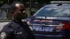 Un officier de police d'Atlanta est vu devant son véhicule à Atlanta, en Géorgie, aux États-Unis, le 18 juin 2020. 