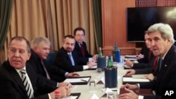 Le secrétaire d'Etat américain John Kerry, à droite, rencontre le ministre russe des Affaires étrangères, Sergueï Lavrov, en marge d'un sommet des pourparlers méditerranéens à Rome, 2 décembre 2016.