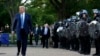 Президент США Дональд Трамп у понеділок першого червня після того, як силовики очистили парк-площу Лафаєт від протестувальників. Трамп пройшов парком до храму St. John's Church, у якому за день до того відбувся підпал.