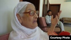  دشورو په ورځ په ولي باغ چارسده کې وائس اف امريکا ډيوه ريډيو سره په يوه ځانگړې مرکه کې ميرمن نسيم ولي خان داى اين پي دمشر اسفنديارولي خان په سياست کلکې نيوکې وکړې اؤ وې وئيل دهغه څخه چې کوم خلک گيرچاپيره راتاؤ شوي ،دهغوي دباچا خان اؤ ولي خان دنظريې اؤ پارټۍ سره هيڅ کار نشته ، بلکې يواځې خپلو گټو دپاره داى اين پي دبيرغ لاندې اودريدلي دي