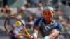 Petenis Spanyol Rafael Nadal mengembalikan bola dalam pertandingan melawan David Goffin dari Belgia di turnamen Mutua Madrid Terbuka di Madrid, Spanyol, pada 5 Mei 2022. (Foto: AP/Manu Fernandez)