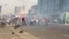 Affrontements entre policiers et manifestants à Deckon au centre-ville de Lomé, au Togo, le 28 décembre 2017. (VOA/Kayi Lawson)