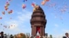 រូបឯកសារ៖ ព្រះមហាក្សត្រ ព្រះបាទនរោត្តម សីហមុនី នៅវិមានឯករាជ្យខណៈដែលសិស្សានុសិស្សបង្ហោះប៉ោងប៉ោងដើម្បីរំឭកខួបទី៦១នៃឯករាជ្យភាពកម្ពុជាពីប្រទេសបាររាំងកាលពីថ្ងៃទី៩ខែវិច្ឆិកាឆ្នាំ២០១៤នេះ។