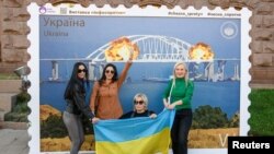 El ataque al puente de Kerch, que une Crimea con Rusia, se ha convertido rápidamente en un hito para los ucranianos, que el mismo día de la acción, el8 de octubre de 2022 ya se apresuraban a inmortalizar la imagen en las calles de Kiev.