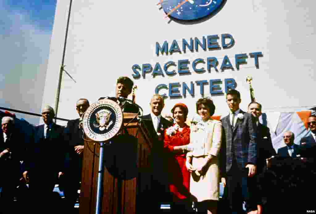 ប្រធានាធិបតី​អាមេរិក​លោក John F. Kennedy ផ្តល់​ការ​គោរព​ដល់​អវកាសយានិក​លោក John H. Glenn Jr. សម្រាប់​ដំណើរ​ហោះហើរ​នៅ​ក្នុង​យានអវកាស Friendship 7 ក្នុង​ឆ្នាំ ១៩៦២។ បេសកកម្ម Mercury-Atlas 6 បាន​កំណត់​ឡើង​នូវ​ការ​បើកបរ​យានអវកាស​ដោយ​មនុស្ស​ ដែល​ធ្វើ​ដំណើរ​ជុំវិញ​ដំបូង​គេ​បង្អស់។&nbsp;