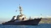 Arhiva - Američki razarač USS Labun uplovljava u zaliv Souda, u Grčkoj, 29. aprila 2015. na fotografiji američke vojske. Vojska SAD objavila je da je 14. januara 2024. oborila krstareću raketu ispaljenu na brod sa teritorije Jemena koji kontrolišu Huti.