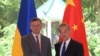 Menteri Luar Negeri Ukraina Dmytro Kuleba (kiri) dan Menteri Luar Negeri China Wang Yi berfoto bersama sebelum pertemuan bilateral di Guangzhaou, China, Rabu, 24 Juli 2024. (Foto: Lu Hanxin/Xinhua via AP)