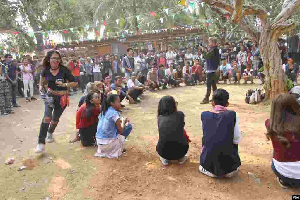 យុវតីមួយរូបប្រឹងរត់ អំឡុងពេលលេងល្បែងលាក់កន្សែង ក្នុងពិធីមួយដើម្បីប្រារព្ធចូលឆ្នាំខ្មែរនៅវត្តជ្រោយអំពិលខ័ណ្ឌច្បារអំពៅរាជធានីភ្នំពេញកាលពីថ្ងៃសៅរ៍ទី០៩ខែមេសានេះ។ ប្រជាជនខ្មែរប្រារព្ធពិធីបុណ្យចូលឆ្នាំខ្មែរចាប់ពីថ្ងៃទី ១៣ដល់ទី១៦ខែមេសាឆ្នាំ២០១៦នេះ នៃឆ្នាំវក សត្វស្វា។ (ឡេង ឡែន/VOA)