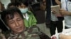 Seorang tentara Thailand yang terluka akibat tembakan dirawat di rumah sakit provinsi Si Sa ket, Thailand (6/2).