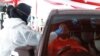 Seorang nakes mengenakan APD saat melakukan tes swab COVID-19 dari pengemudi kendaraan yang kembali ke Ibu Kota Jakarta seusai mudik lebaran di Cikarang, Bekasi, 17 Mei 2021. (REUTERS/Ajeng Dinar Ulfiana)