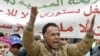 Un manifestant chante des slogans alors qu'il se réunissait avec d'autres sur la place Mohamed Bouazizi dans le centre de la ville de Sidi Bouzid, dans le centre de la Tunisie, le 17 décembre 2020.