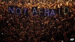 Un rassemblement à Paris pour protester contre la tuerie dans les bureaux de Charlie Hebdo (AP)